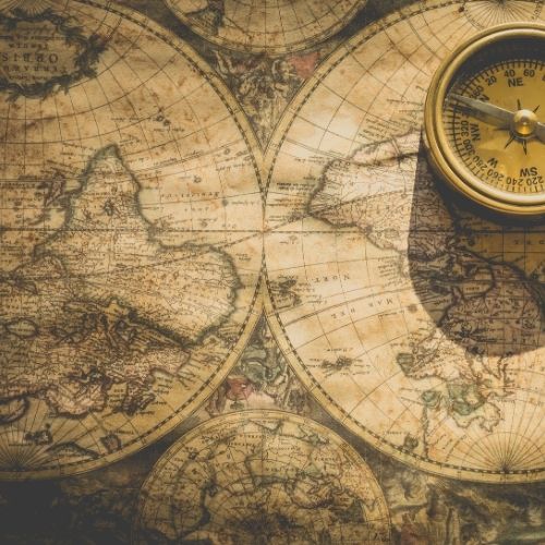 Mappa antica con bussola come simbolo di orientamento nel percorso psicologico